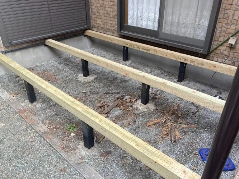 既存ウッドデッキを撤去後土台柱を取付