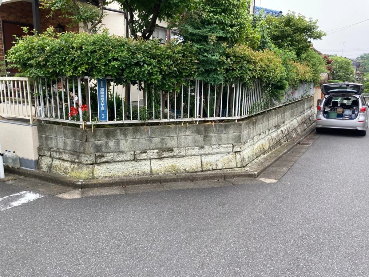 年数が経ち劣化してきているブロックフェンス。手入れが大変になってしまった植栽を綺麗にする工事